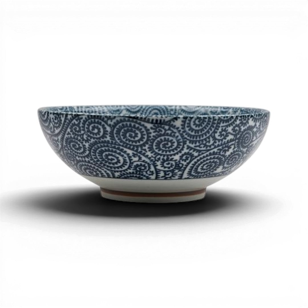 Grand bol japonais Yugen lab en céramique blanche et bleue avec motif traditionnel takokarakusa et bords évasés
