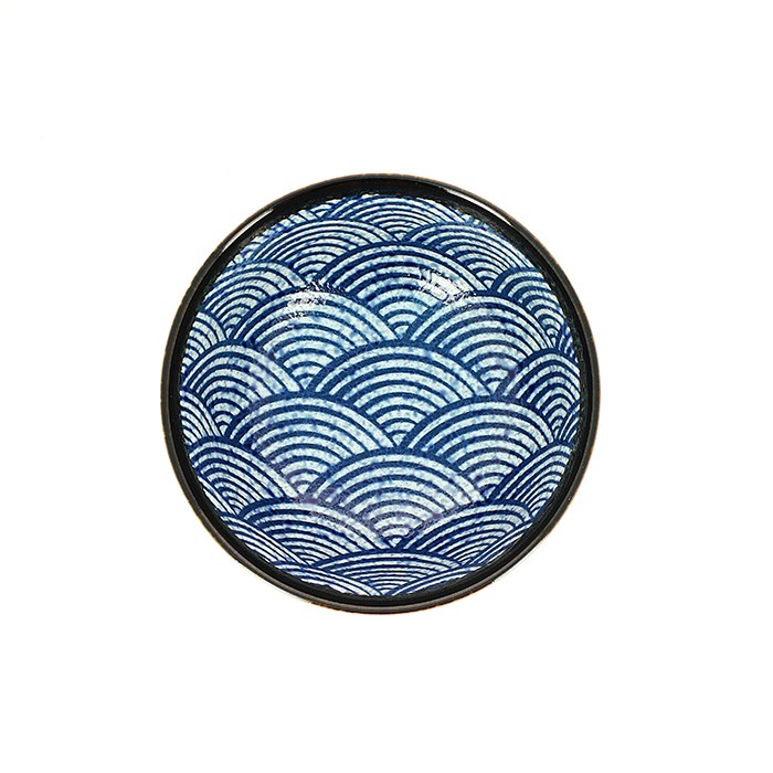 Bol japonais Yugen lab en porcelaine avec motif de vagues bleu et blanc et bordure sombre vue de dessus