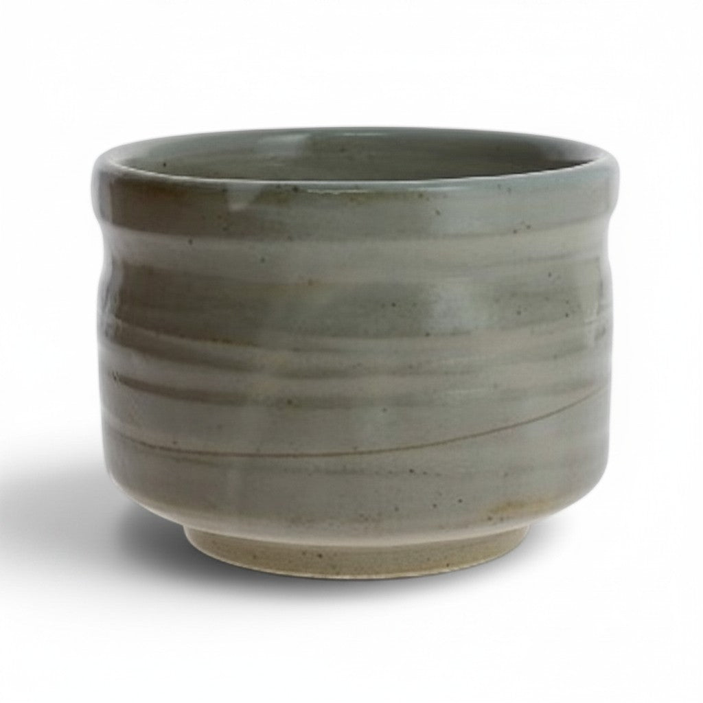Bol matcha Yugen lab Shirokobiki en céramique ivoire et sable avec texture horizontale artisanale