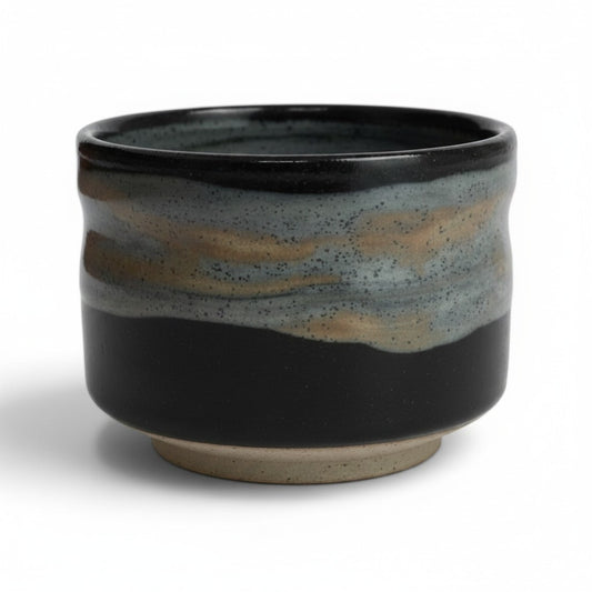 Bol matcha Yugen lab en céramique noire et beige avec émail nuancé, style wabi-sabi pour la cérémonie du thé.