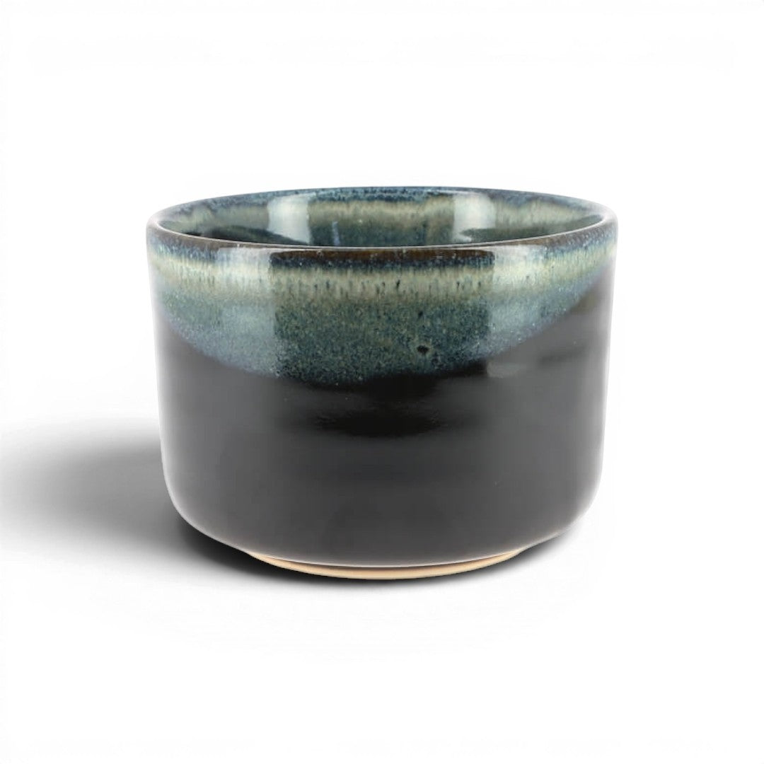 Bol à matcha Yugen lab en céramique artisanale avec un dégradé élégant du vert au noir pour la cérémonie du thé