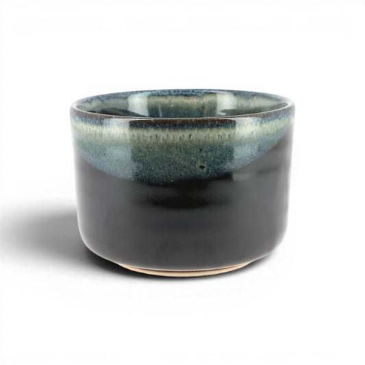 Bol à matcha Yugen lab en céramique artisanale avec un dégradé élégant du vert au noir pour la cérémonie du thé