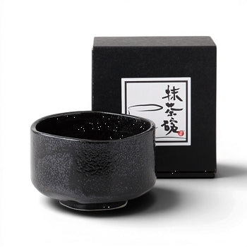 Bol à matcha Yugen lab en céramique noire texturée avec son coffret cadeau, style minimaliste japonais