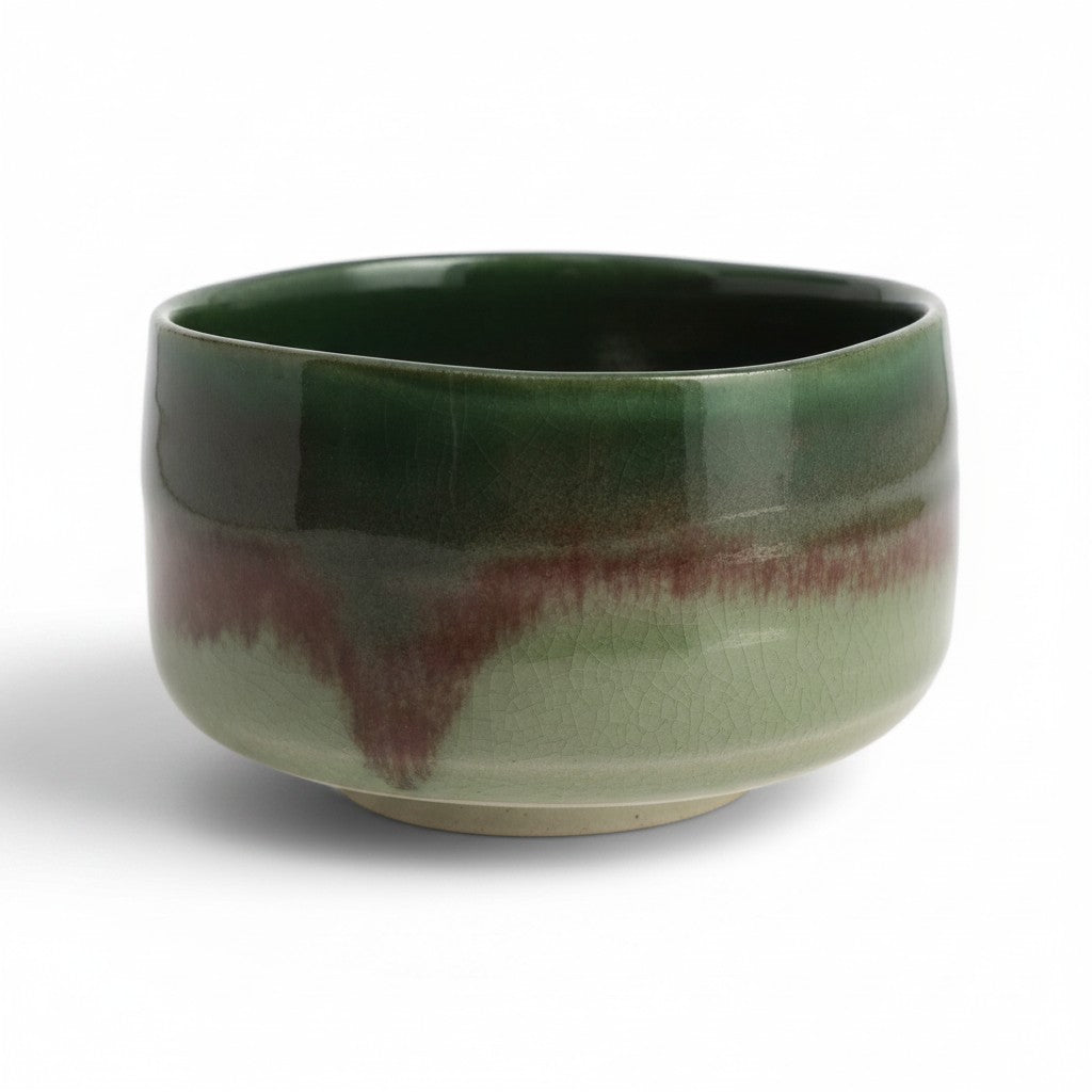 Bol matcha Yugen lab en céramique avec dégradé de vert clair et foncé, finition émaillée organique style wabi-sabi.