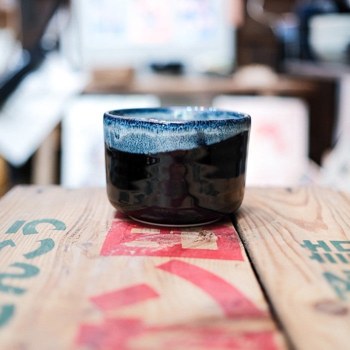 Bol à matcha Yugen lab en céramique artisanale avec dégradé élégant du bleu vers le noir pour cérémonie du thé