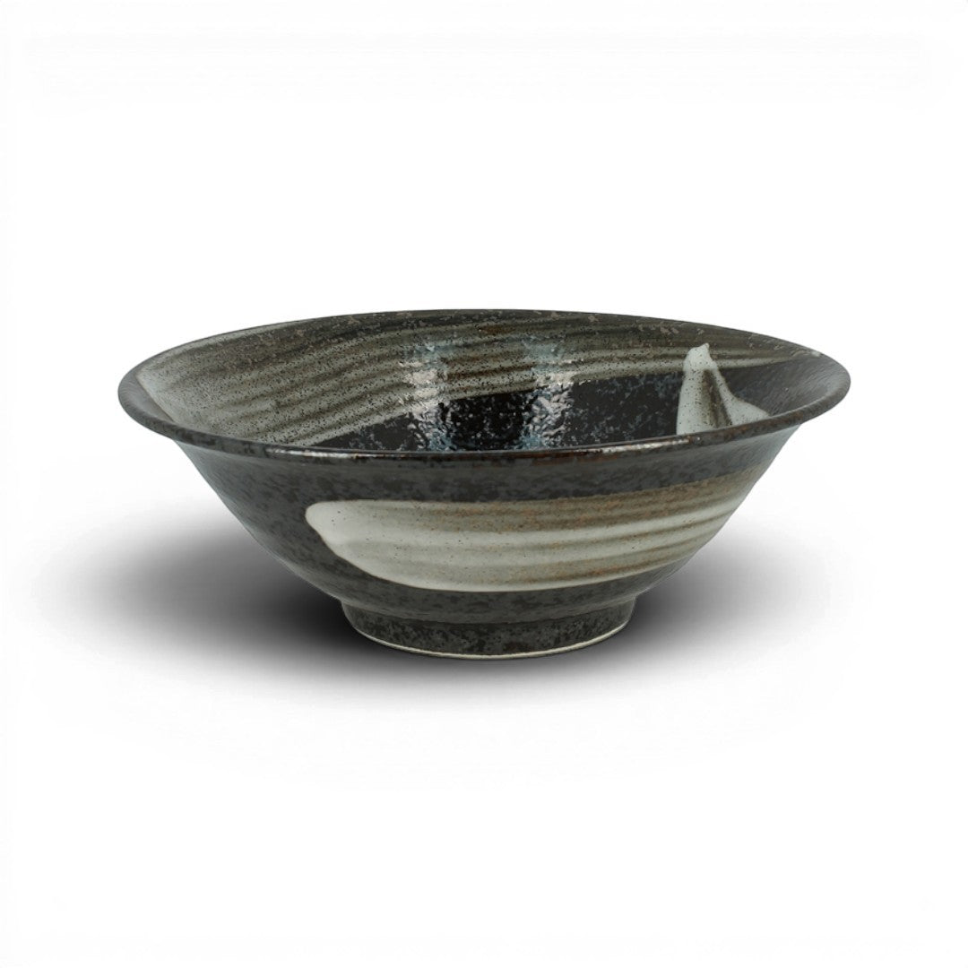 Bol en porcelaine Yugen lab noir et blanc avec motif de coup de pinceau inspiré de la calligraphie japonaise