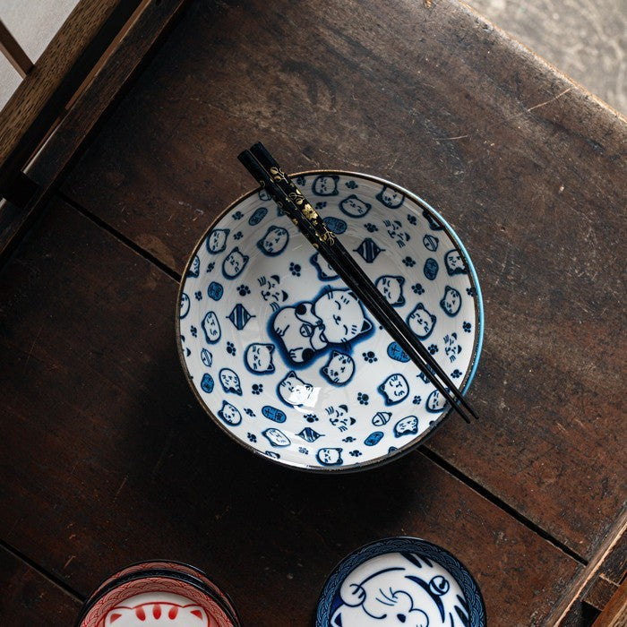 Set de 2 bols en porcelaine Yugen lab avec motifs de chats maneki neko bleus et blancs et baguettes noires