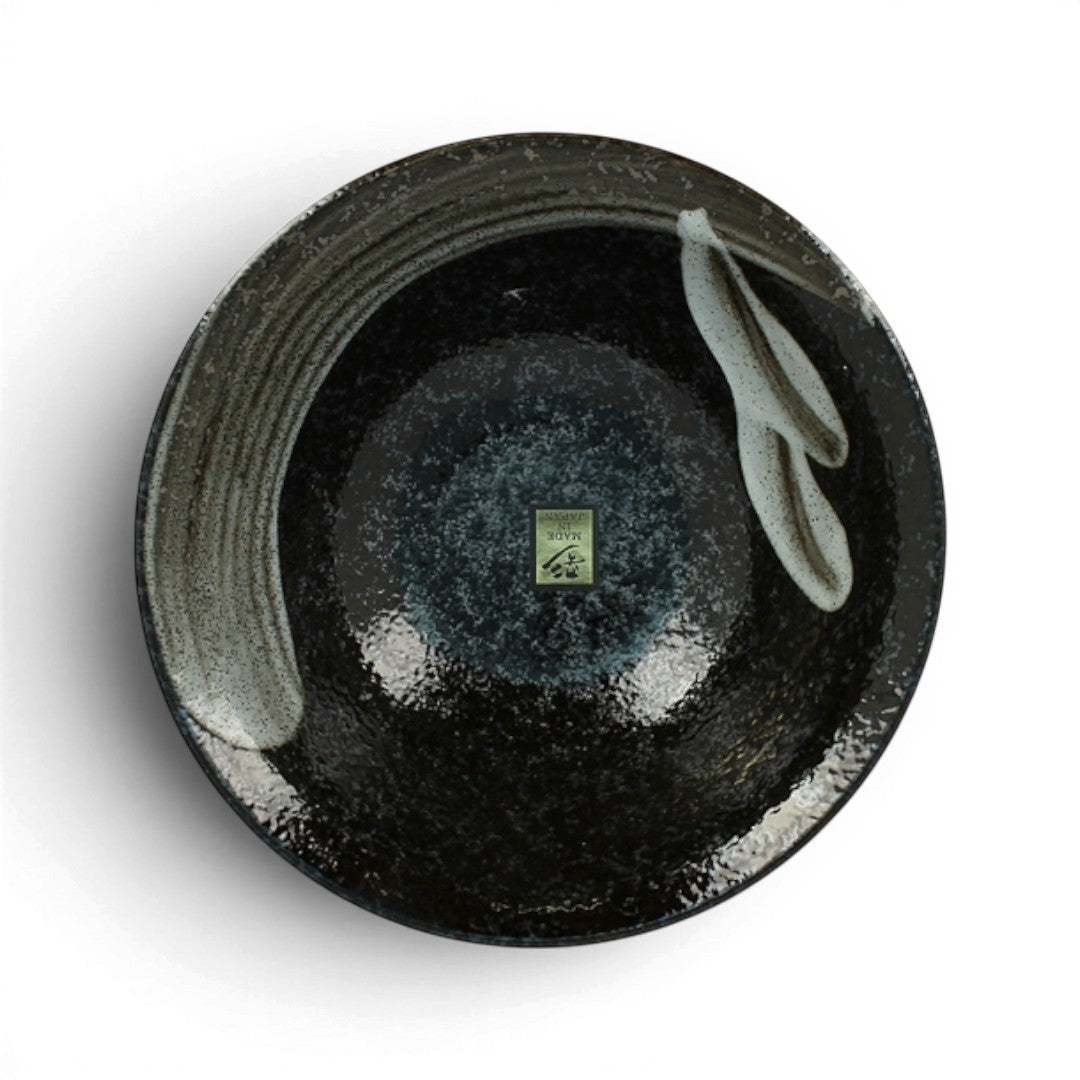 Bol en porcelaine Yugen lab noir avec motif calligraphique blanc, vue de dessus, style artisanal japonais.