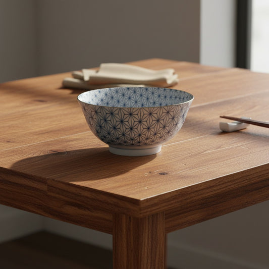 Bol Yugen lab en porcelaine blanche avec motif géométrique bleu traditionnel japonais posé sur une table en bois
