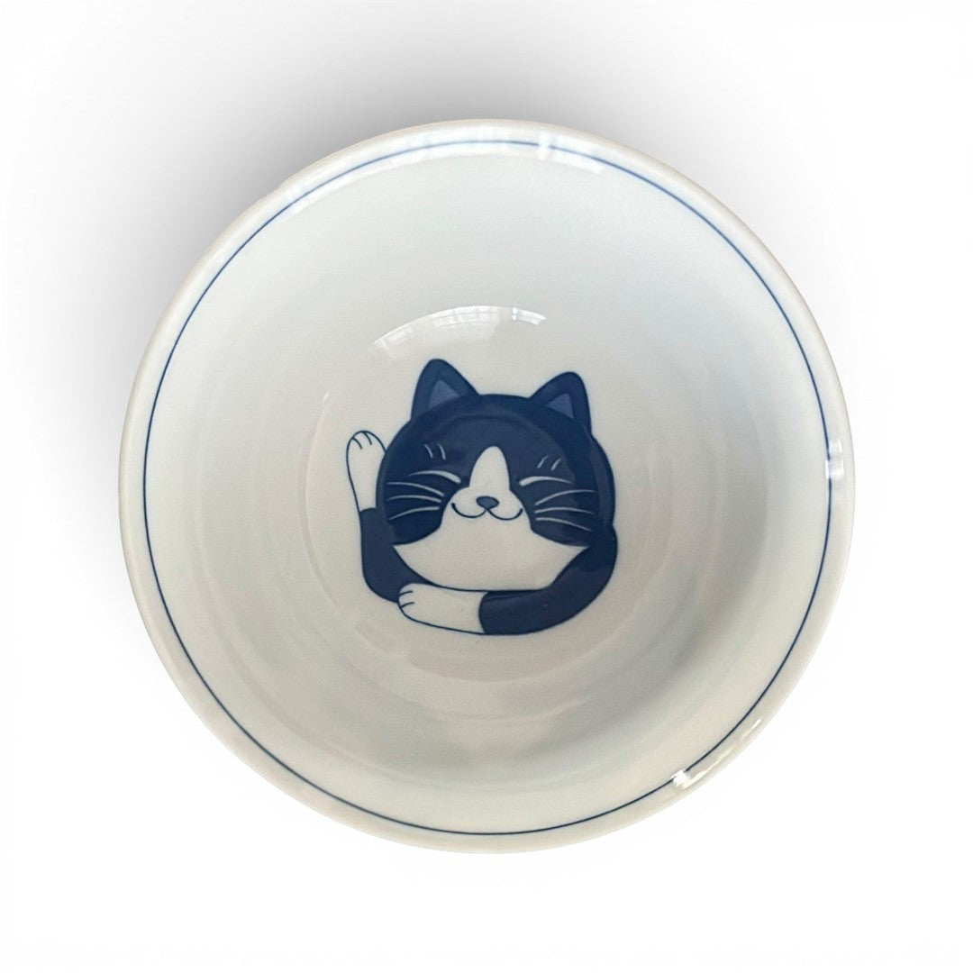Set de 2 bols ramen Yugen lab en porcelaine blanche avec motif chat Maneki Neko bleu, vue de dessus.