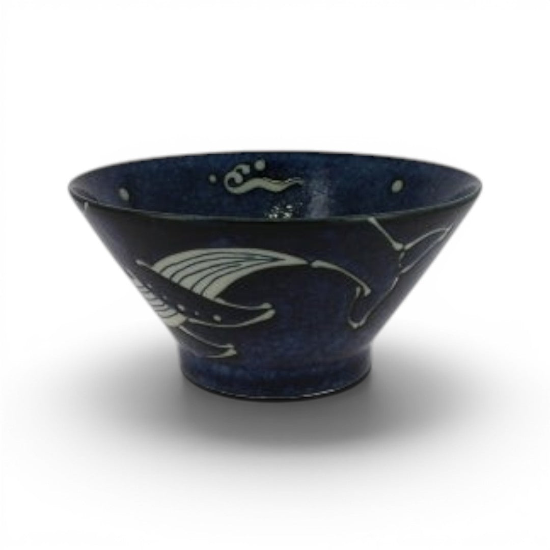 Bol ramen Yugen lab en porcelaine bleu profond avec motif de baleine stylisée et détails marins délicats