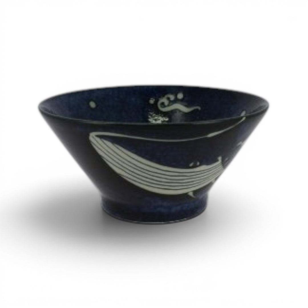 Bol ramen Yugen lab en porcelaine bleu profond avec motif de baleine stylisée et détails marins délicats