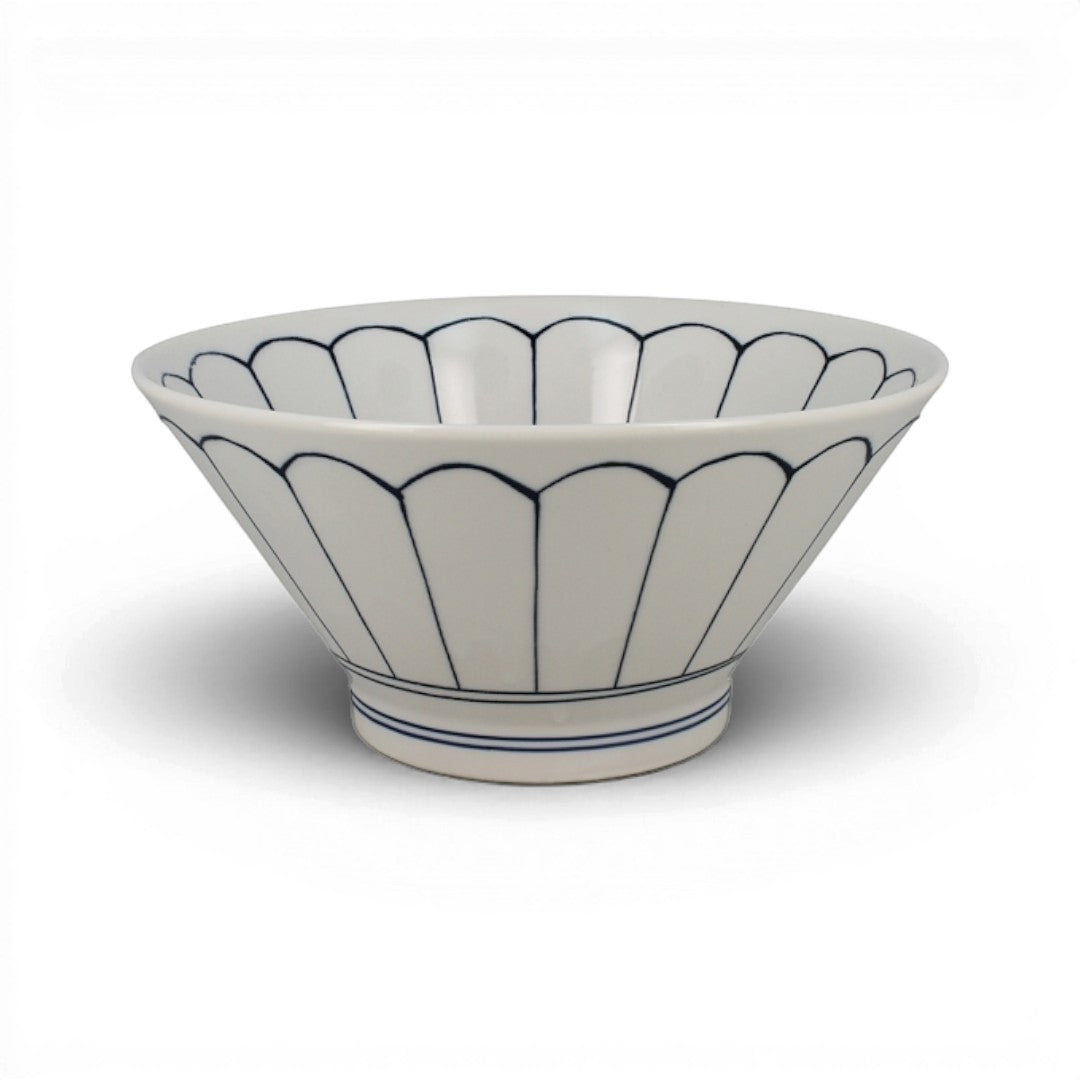Bol à ramen Yugen lab en porcelaine blanche avec motif floral bleu, forme incurvée et bords évasés.