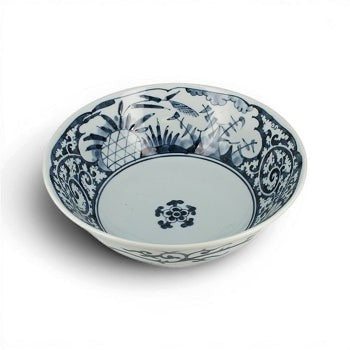 Bol à ramen Yugen lab en porcelaine blanche avec motifs japonais traditionnels bleu profond, forme évasée élégante.