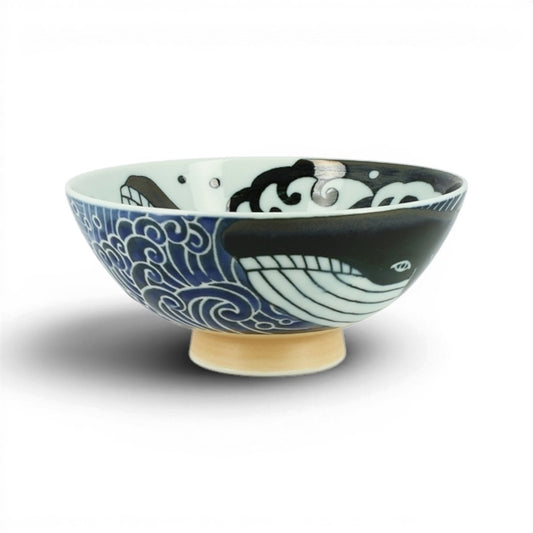 Bol à riz japonais en porcelaine Yugen lab avec motif de baleine bleue et vagues sur fond blanc et pied beige