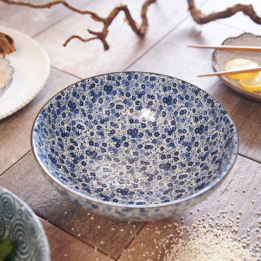 Bol à riz japonais Yugen lab en céramique et porcelaine avec un motif floral bleu et blanc sur fond clair