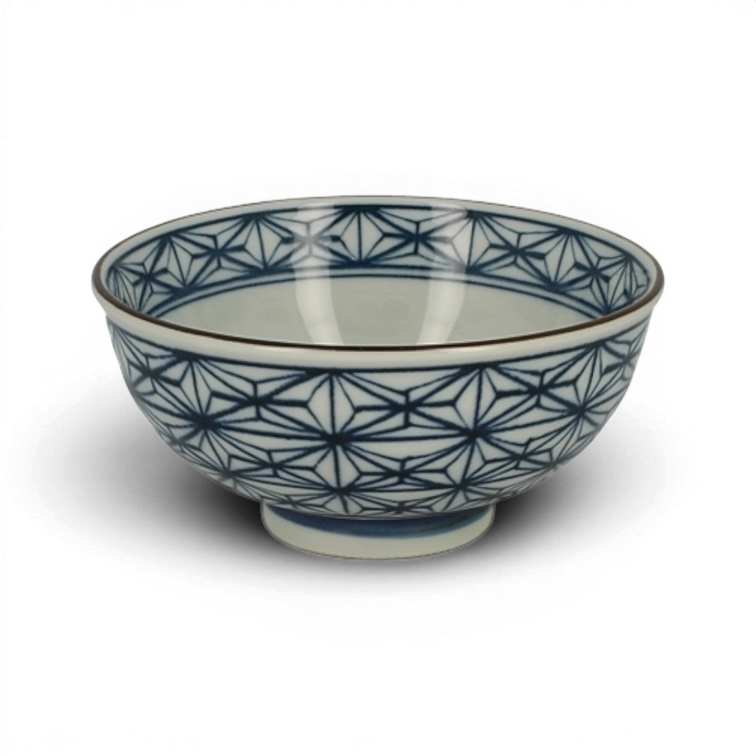 Bol à riz japonais en porcelaine Yugen lab avec motif géométrique bleu asanoha sur fond blanc