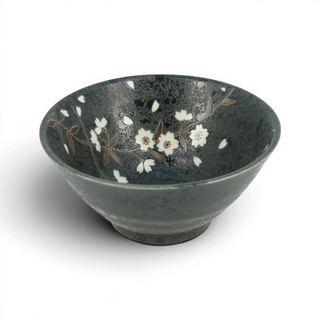 Bol à riz Yugen lab en porcelaine verte orné de délicates fleurs de sakura blanches, style artisanal japonais.