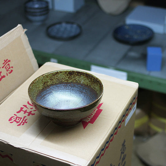 Bol suribachi Yugen lab en porcelaine avec intérieur texturé rayé et extérieur moucheté vert et brun