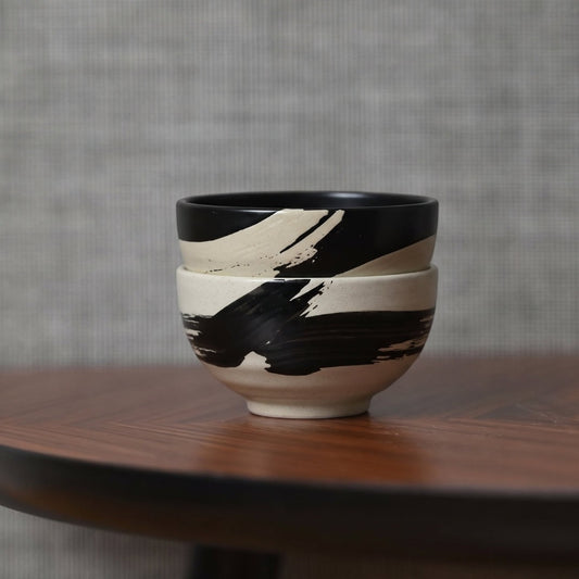 Set de 2 bols Yugen lab en céramique japonaise avec motif abstrait noir et blanc effet coup de pinceau