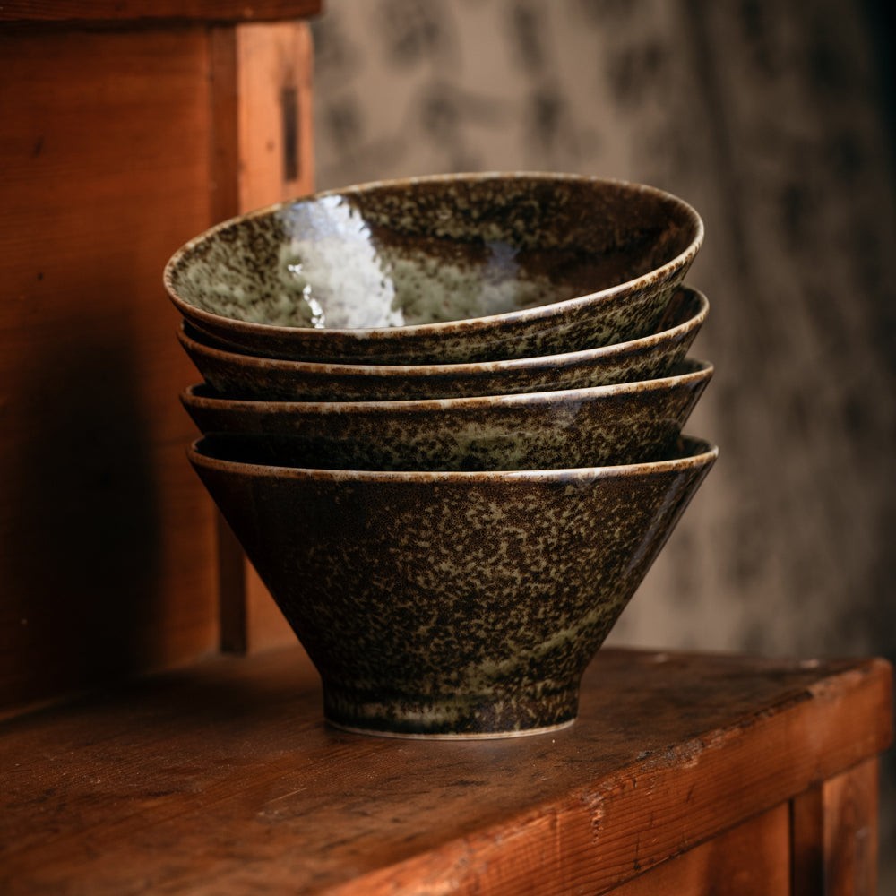 Set de 4 bols en céramique japonaise Yugen lab vert Shinryokyu empilés sur un meuble en bois rustique