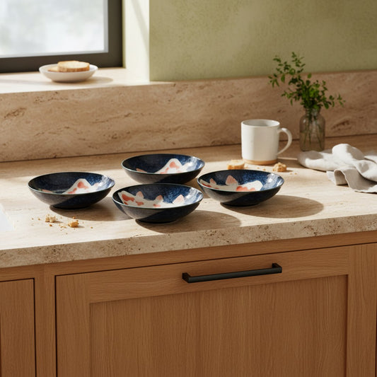Set de six bols Yugen lab en céramique bleue avec motifs de poissons Koï posés sur un comptoir de cuisine