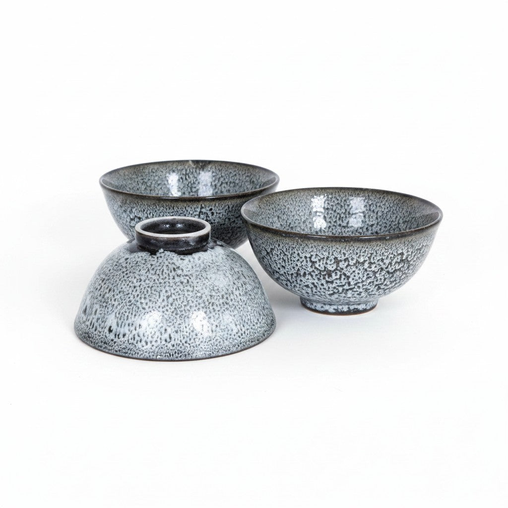 Trois bols en grès Yugen lab avec un émaillage artisanal style raku aux nuances gris et noir mouchetées
