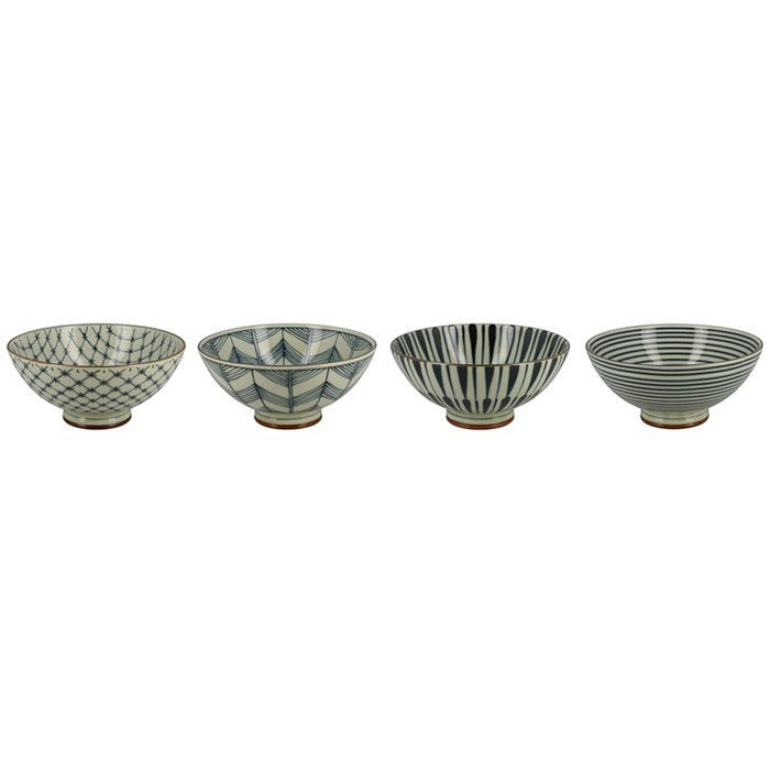 Quatre petits bols japonais Yugen lab en céramique blanche et bleue avec des motifs géométriques traditionnels variés