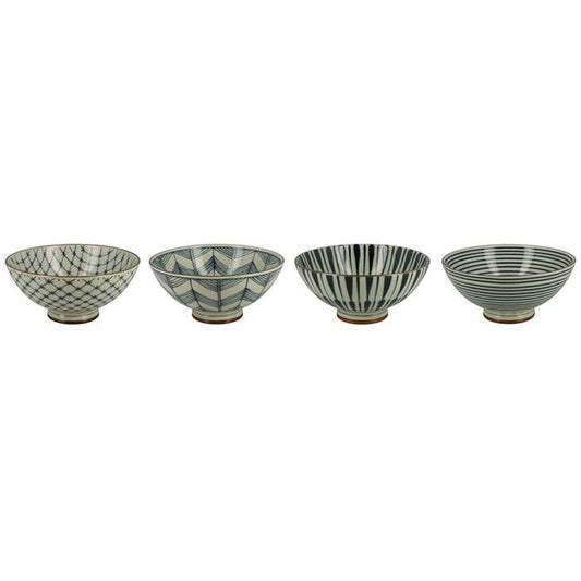 Quatre petits bols japonais Yugen lab en céramique blanche et bleue avec des motifs géométriques traditionnels variés