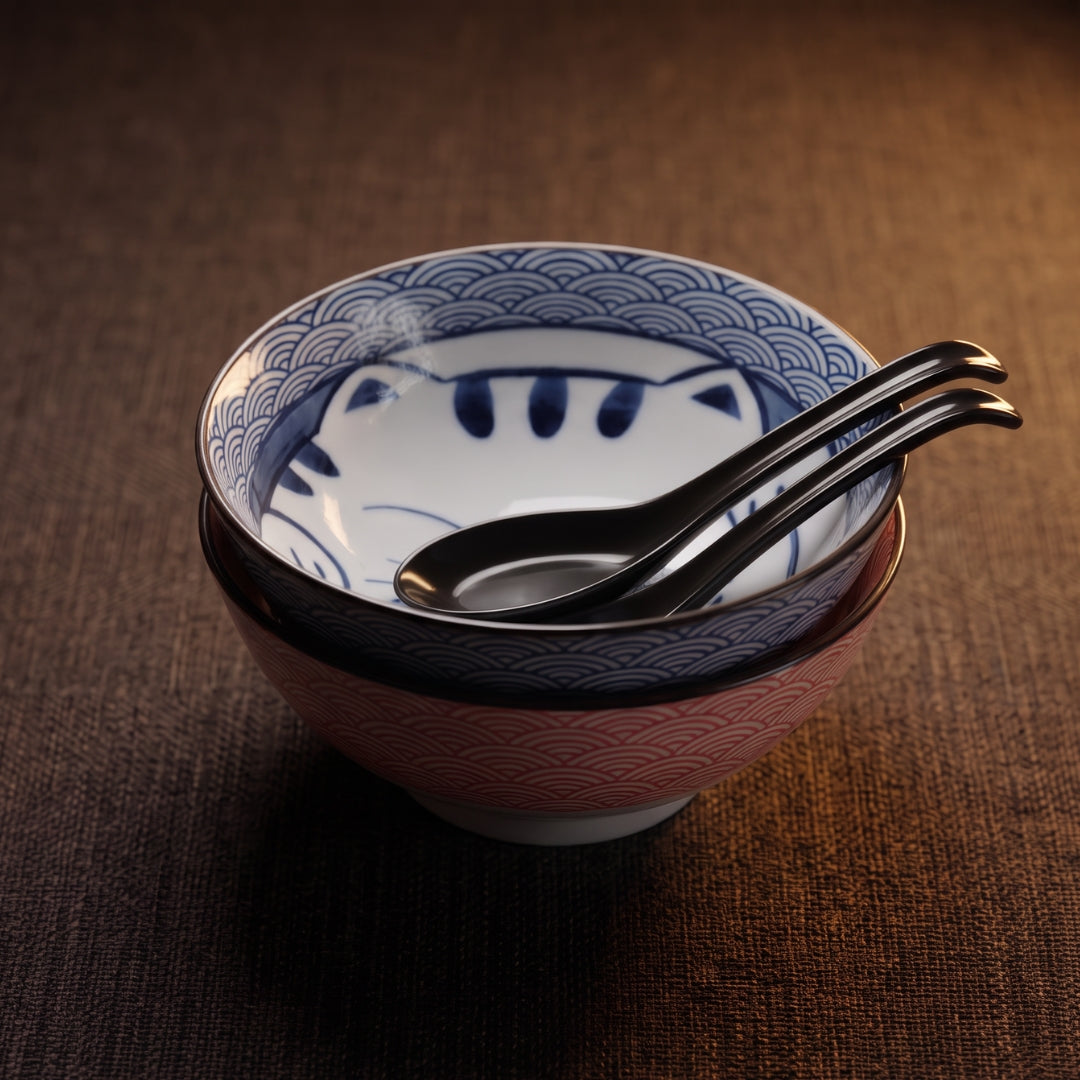 Set de 2 bols Yugen lab en porcelaine avec motif chat japonais, l'un bleu et l'autre rouge, accompagnés de cuillères noires