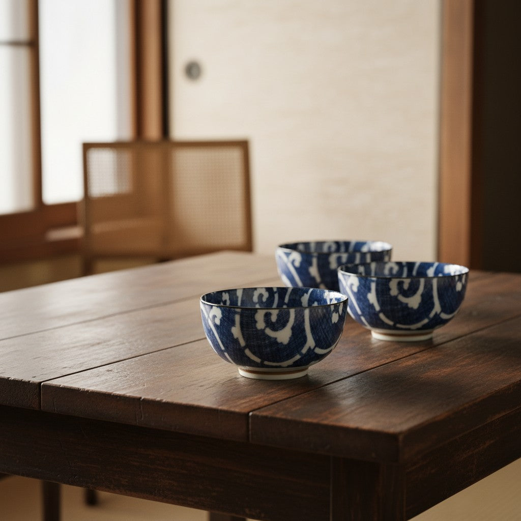 Set de trois bols japonais Yugen lab en céramique blanche et bleue avec motif traditionnel karakusa sur table en bois