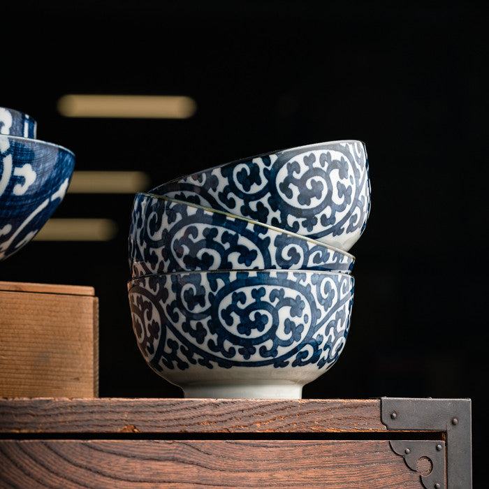 Set de 5 bols Yugen lab en porcelaine et céramique blanche et bleue avec motifs traditionnels japonais karakusa