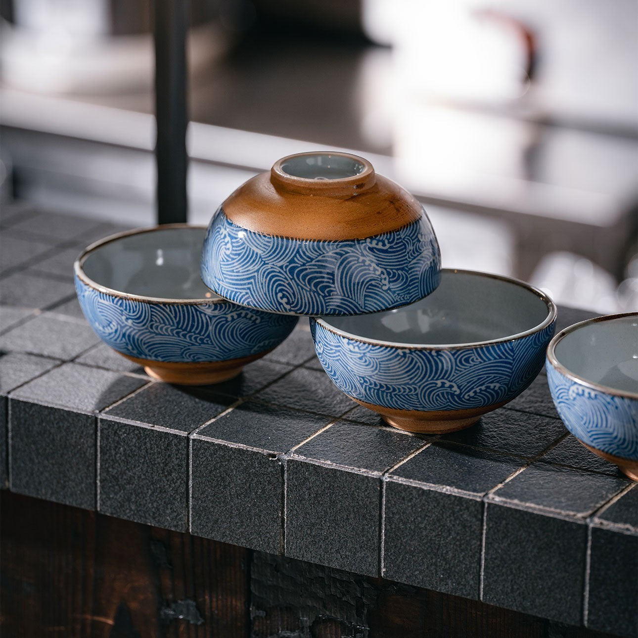 Set de quatre bols Yugen lab en céramique avec motif de vagues bleu et blanc, style traditionnel japonais