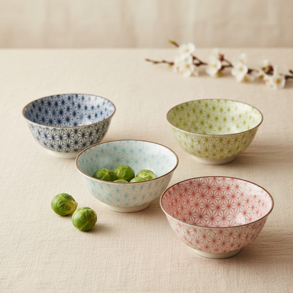 Set de 4 bols japonais en porcelaine Yugen lab avec motifs géométriques Sachiko colorés sur une table en lin
