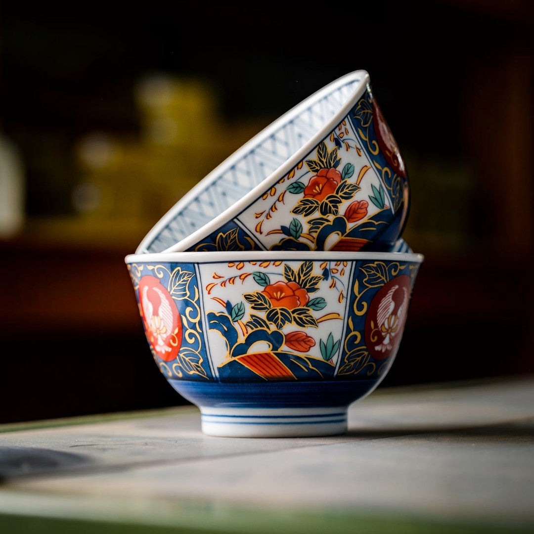 Set de 2 bols japonais Yugen lab en porcelaine avec motifs floraux rouges et bleus sur fond blanc