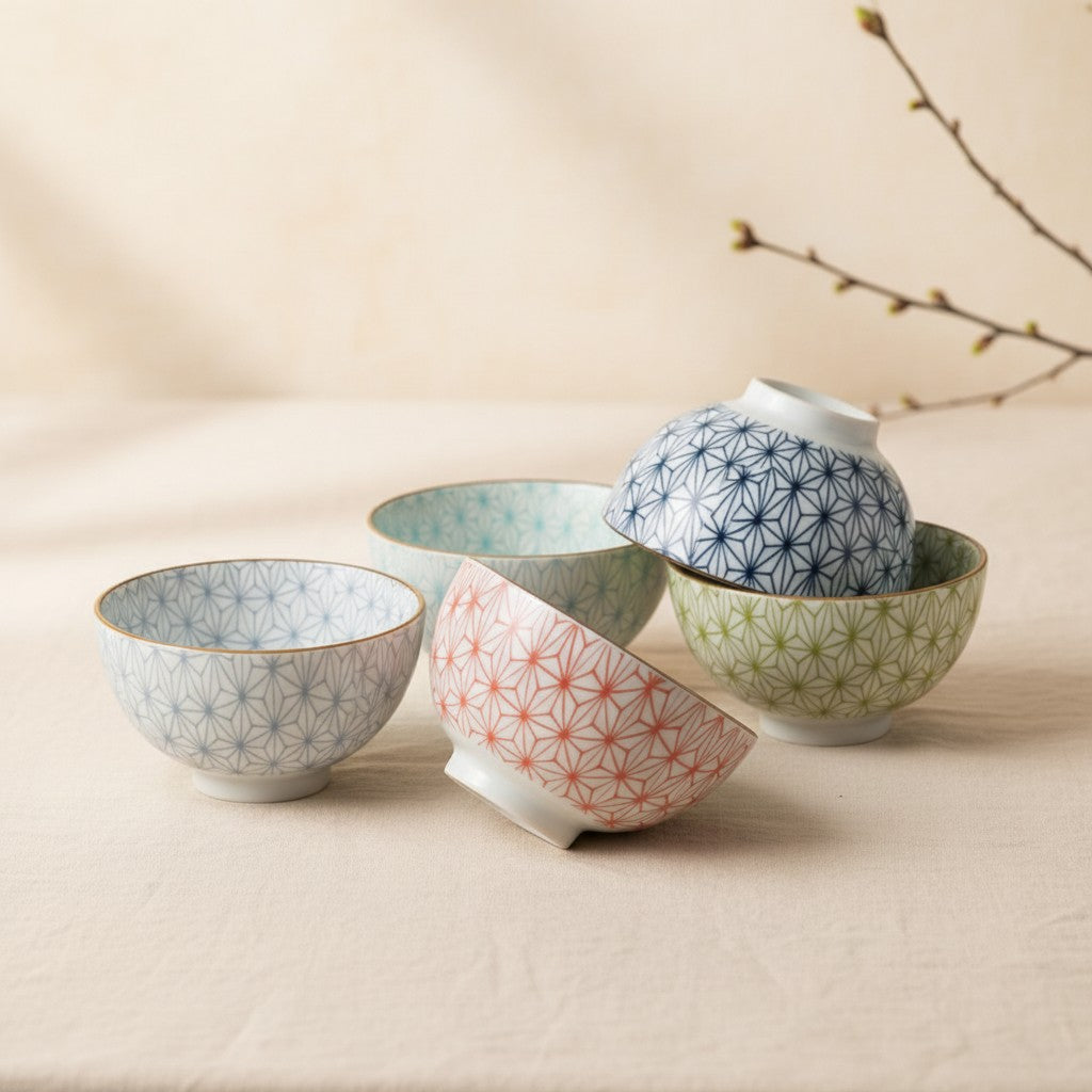 Set de 5 petits bols japonais en porcelaine Yugen lab avec motifs géométriques colorés traditionnels