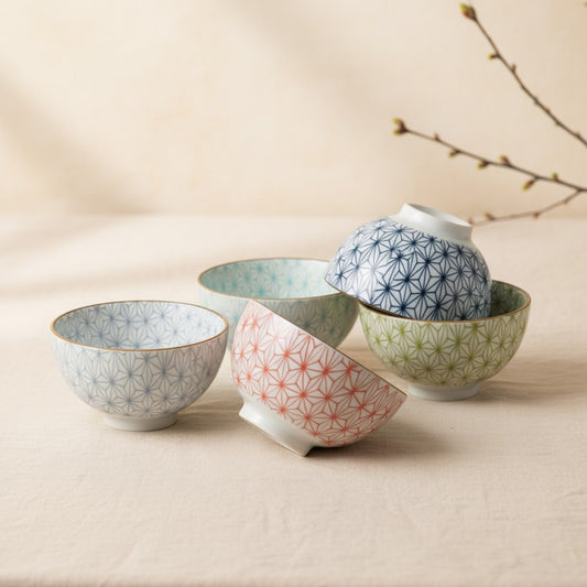 Set de 5 petits bols japonais en porcelaine Yugen lab avec motifs géométriques colorés traditionnels