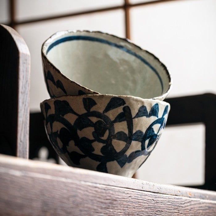 Set de 5 bols en porcelaine japonaise Yugen lab avec motifs arabesques bleus et bords effet vieilli