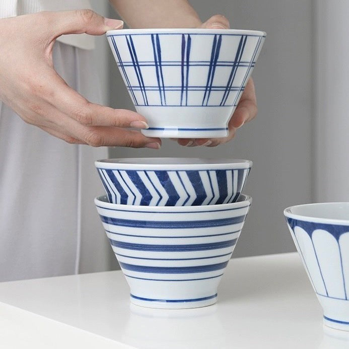 Set de 4 bols en porcelaine japonaise Yugen lab, motifs bleus et blancs géométriques, design moderne et raffiné.