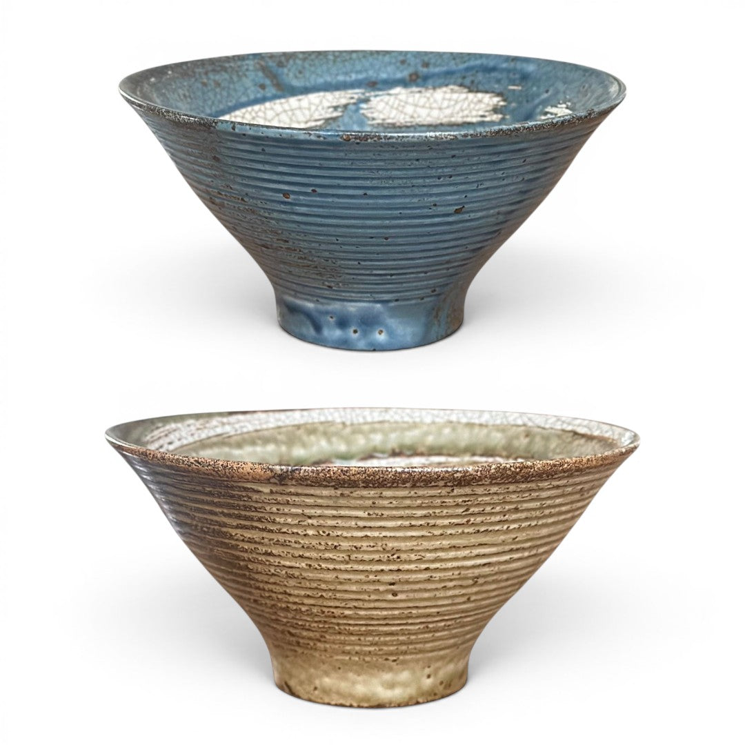 Set de deux bols à ramen Yugen lab en grès de Toki avec émail craquelé bleu indigo et brun sable, style Wabi-sabi.