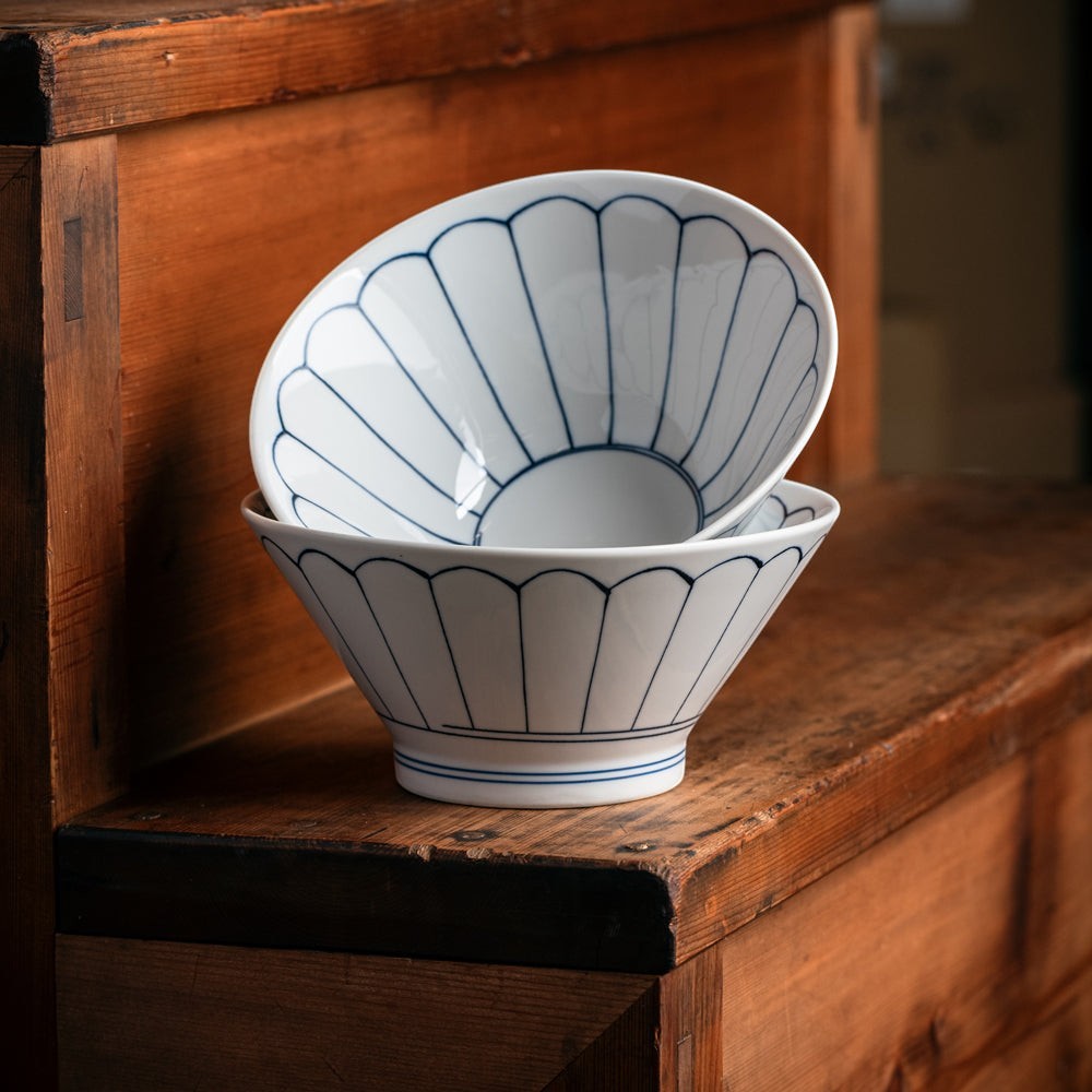 Set de 2 bols à ramen Yugen lab en porcelaine blanche avec motifs floraux bleus, design japonais élégant.