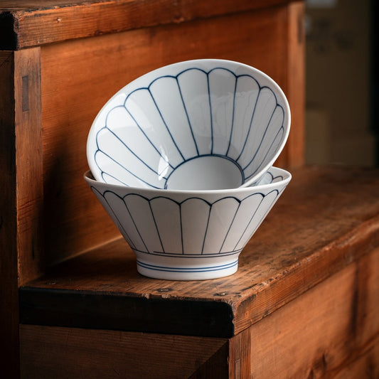 Set de 2 bols à ramen Yugen lab en porcelaine blanche avec motifs floraux bleus, design japonais élégant.