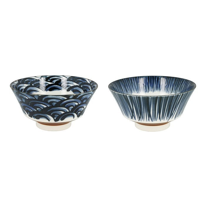 Deux bols à ramen Yugen lab en porcelaine avec motifs vagues et herbes bleues sur fond blanc