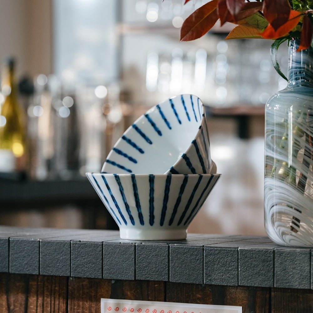 Set de deux bols à ramen Yugen lab en céramique blanche avec des rayures bleues verticales, style minimaliste japonais.