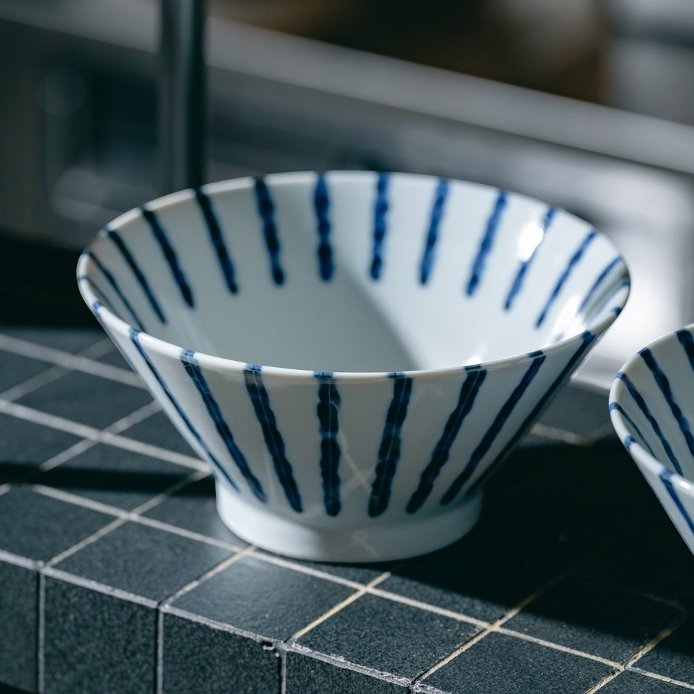 Set de deux bols à ramen Yugen lab en céramique blanche avec des rayures verticales bleu foncé, design minimaliste