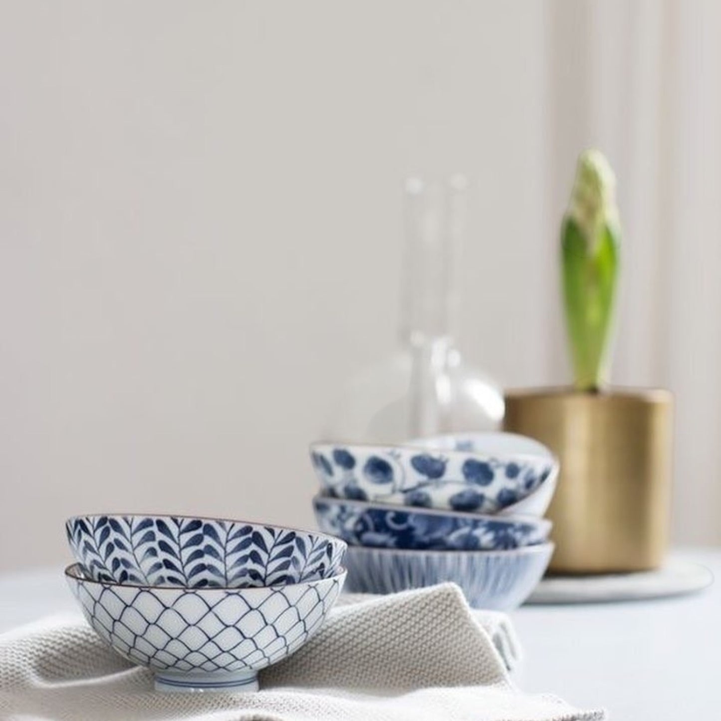 Set de 6 bols à riz Yugen lab en céramique blanche et bleue avec motifs floraux et géométriques traditionnels japonais
