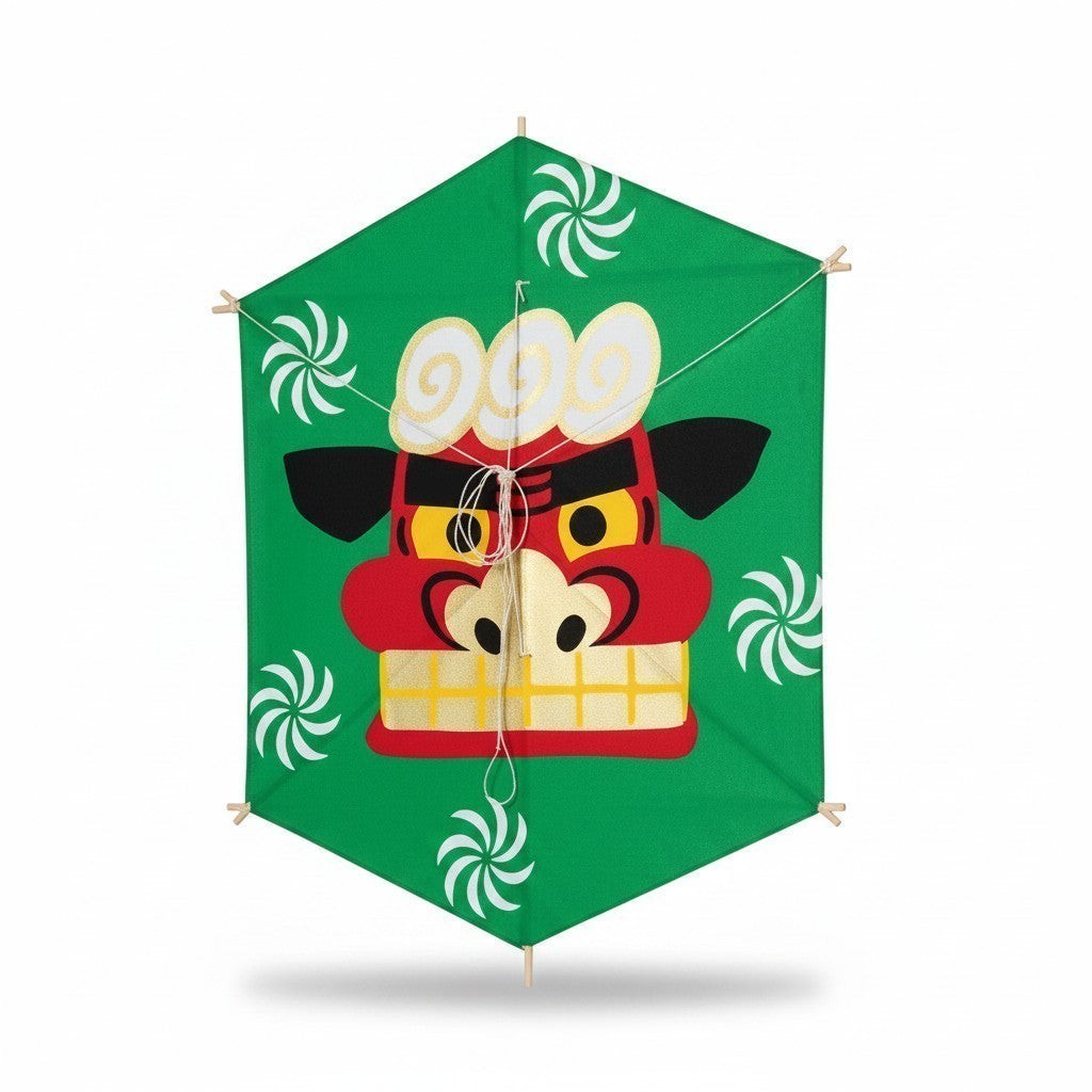 Cerf-volant japonais Yugen lab en papier et bois, modèle guerrier avec masque traditionnel rouge sur fond vert.