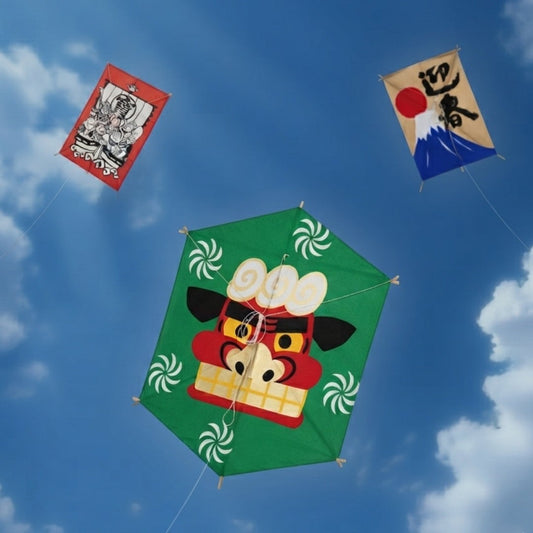 Trois cerfs-volants Yugen lab en papier et bois volant dans un ciel bleu, illustrés de motifs traditionnels japonais.