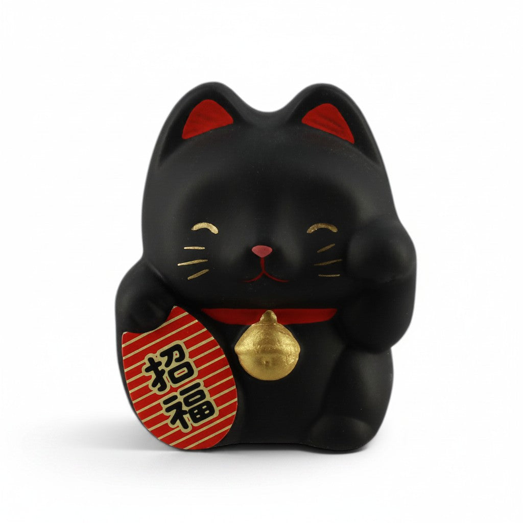 Statuette Yugen lab de petit chat Maneki Neko noir avec patte levée, clochette dorée et symbole japonais porte-bonheur