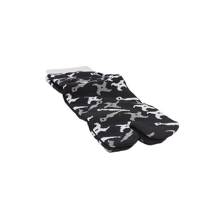 Chaussettes cinq doigts Yugen lab en coton noir avec motif floral japonais, idéales pour porter avec des geta.